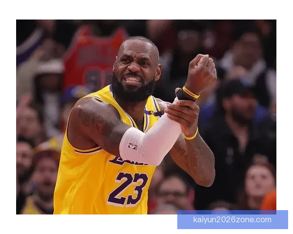 41岁詹姆斯连续11战出手受限为胜利转型却因裁判判罚无奈显落寞 41岁詹姆斯连续11战出手受限为胜利转型却因裁判判罚无奈显落寞